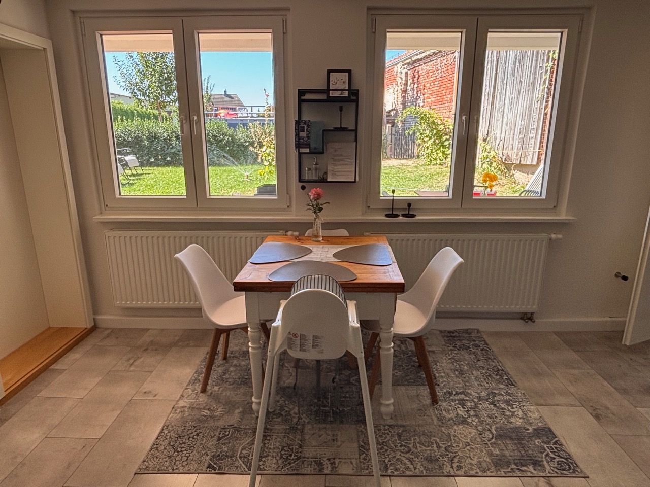 Essplatz am Fenster mit Gartenblick und Hochstuhl
