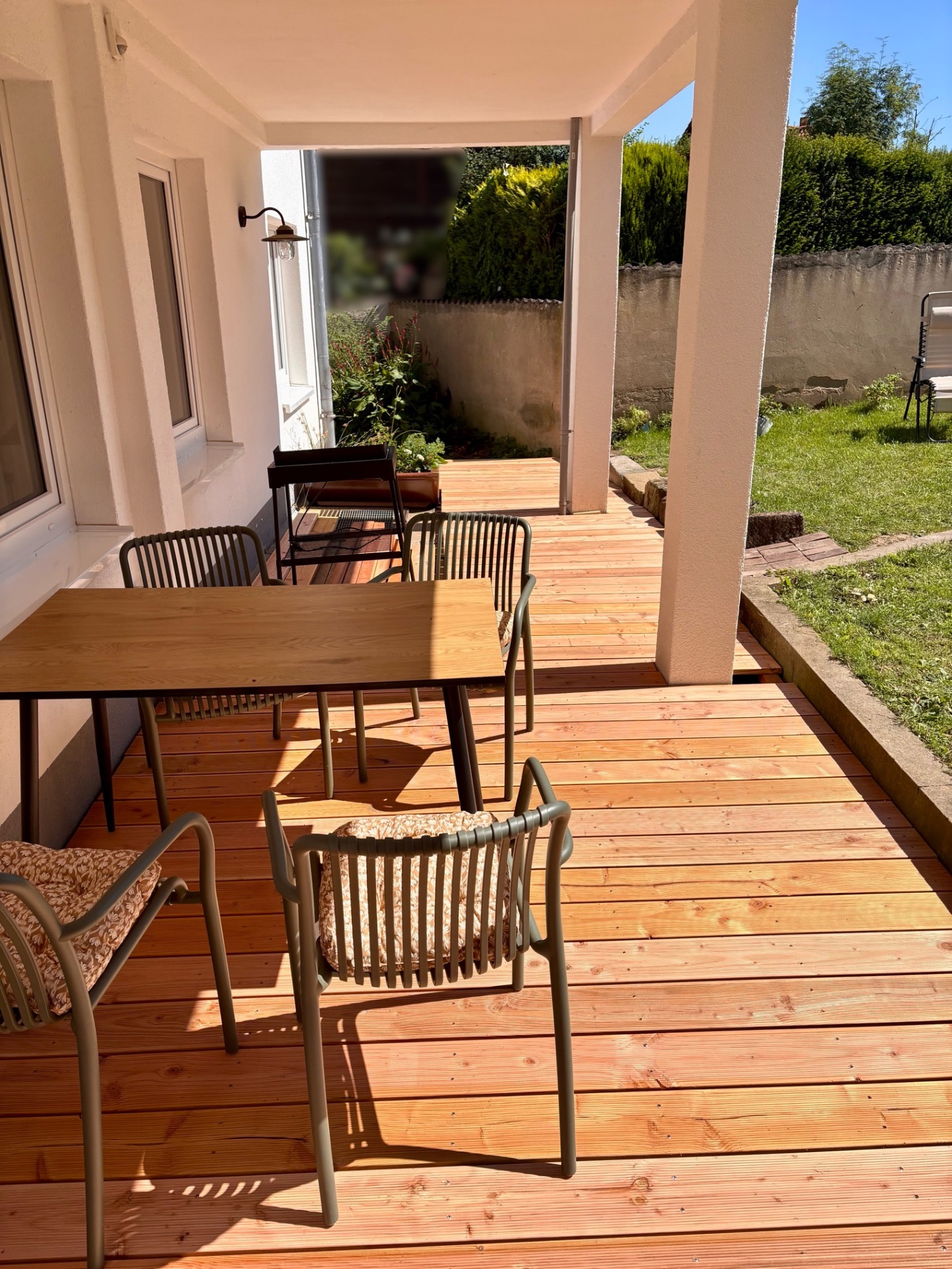 Terrasse mit Loungechairs und Grill