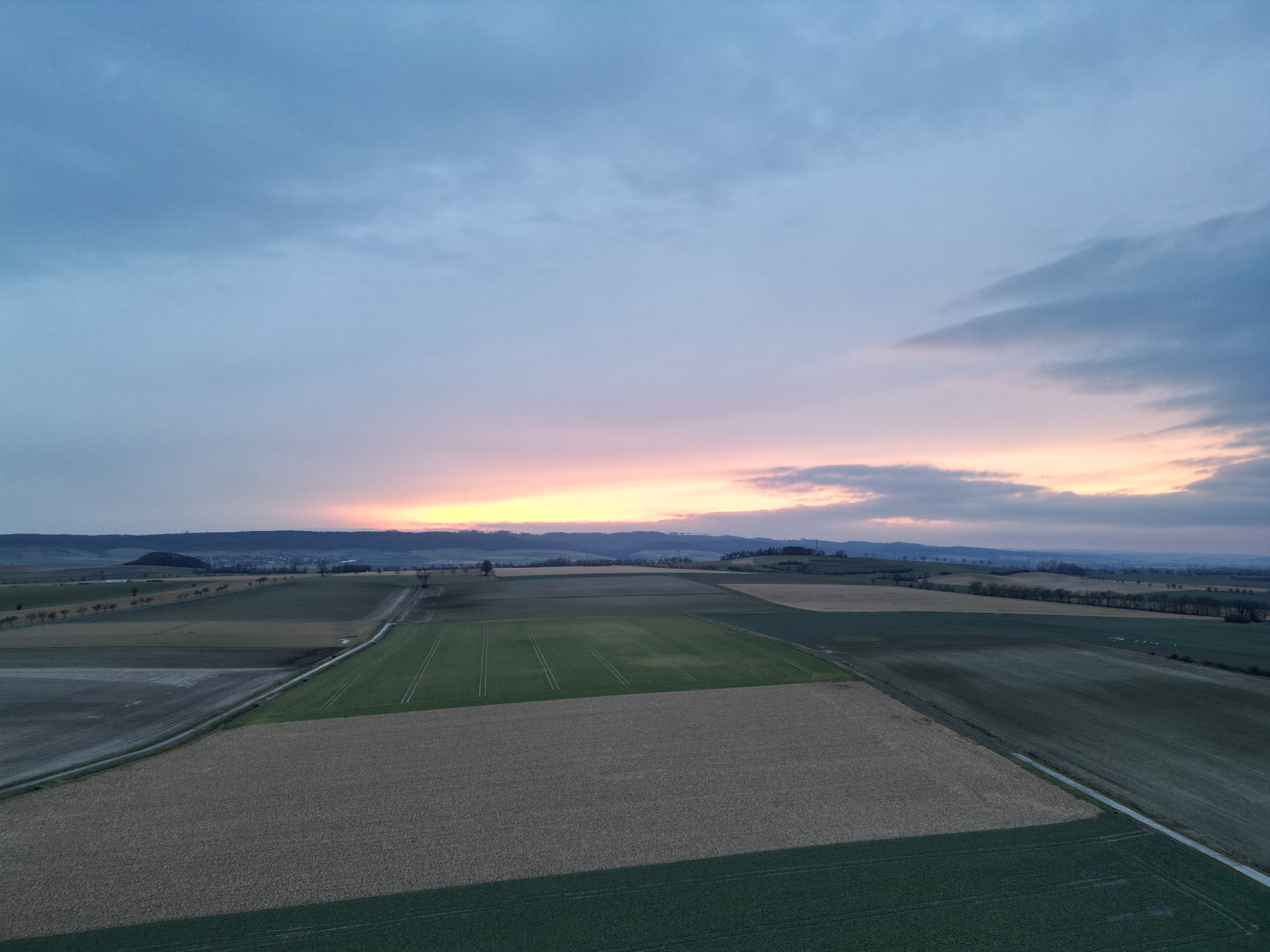 Sonnenuntergang über den Feldern des Leinepolders