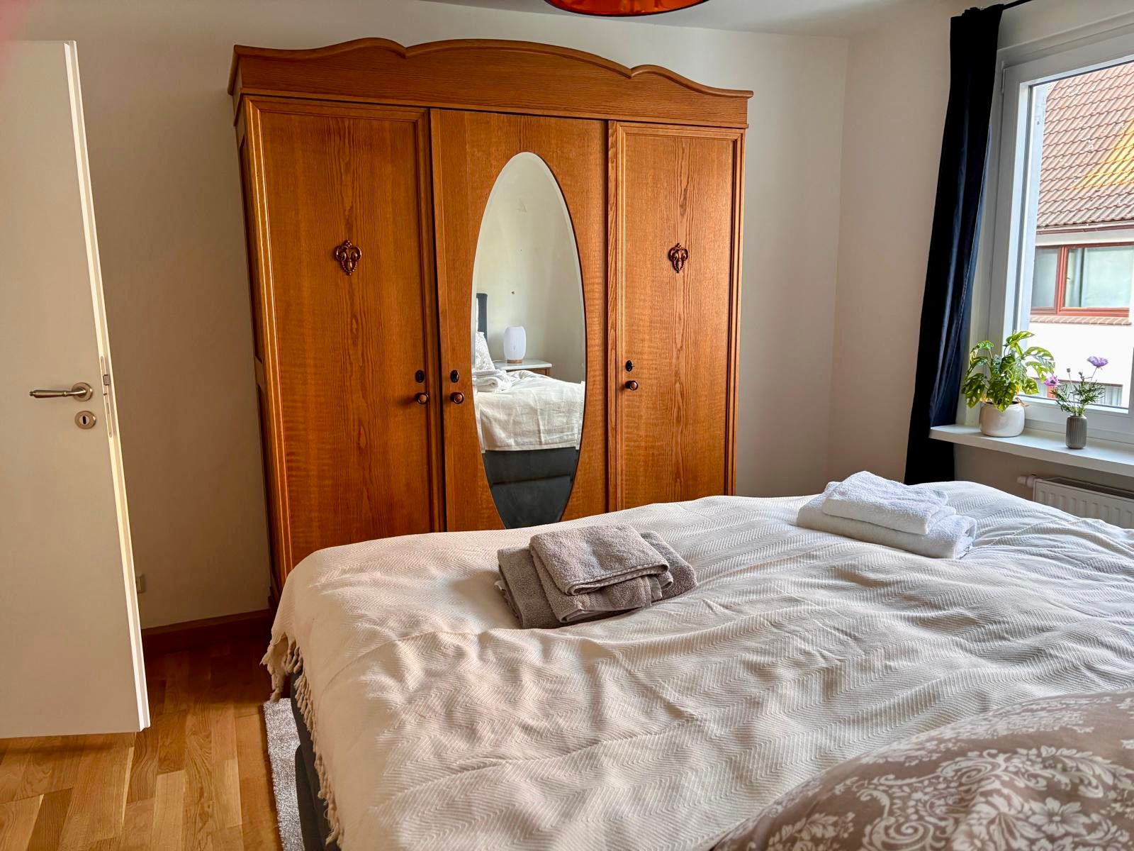 Schlafzimmer mit antikem Eichenkleiderschrank