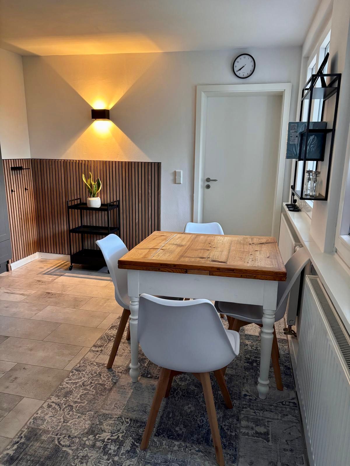 Esstisch mit Akustikwand und Wandlampe
