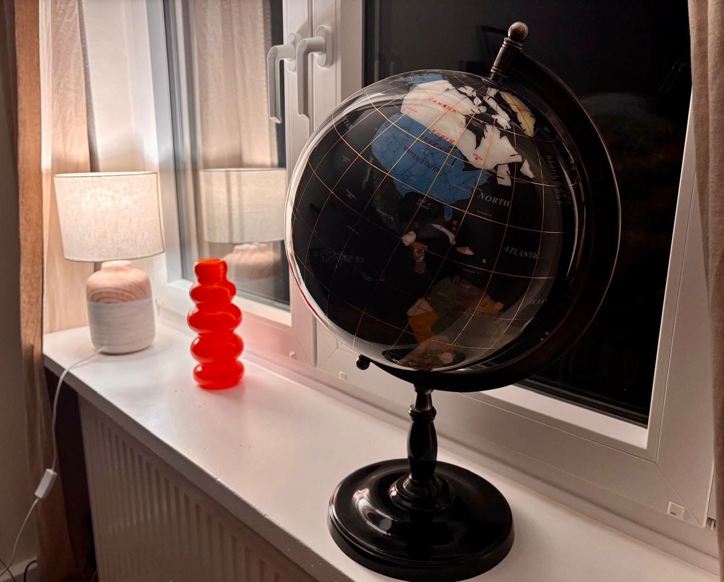 Dekorativer Globus auf der Fensterbank
