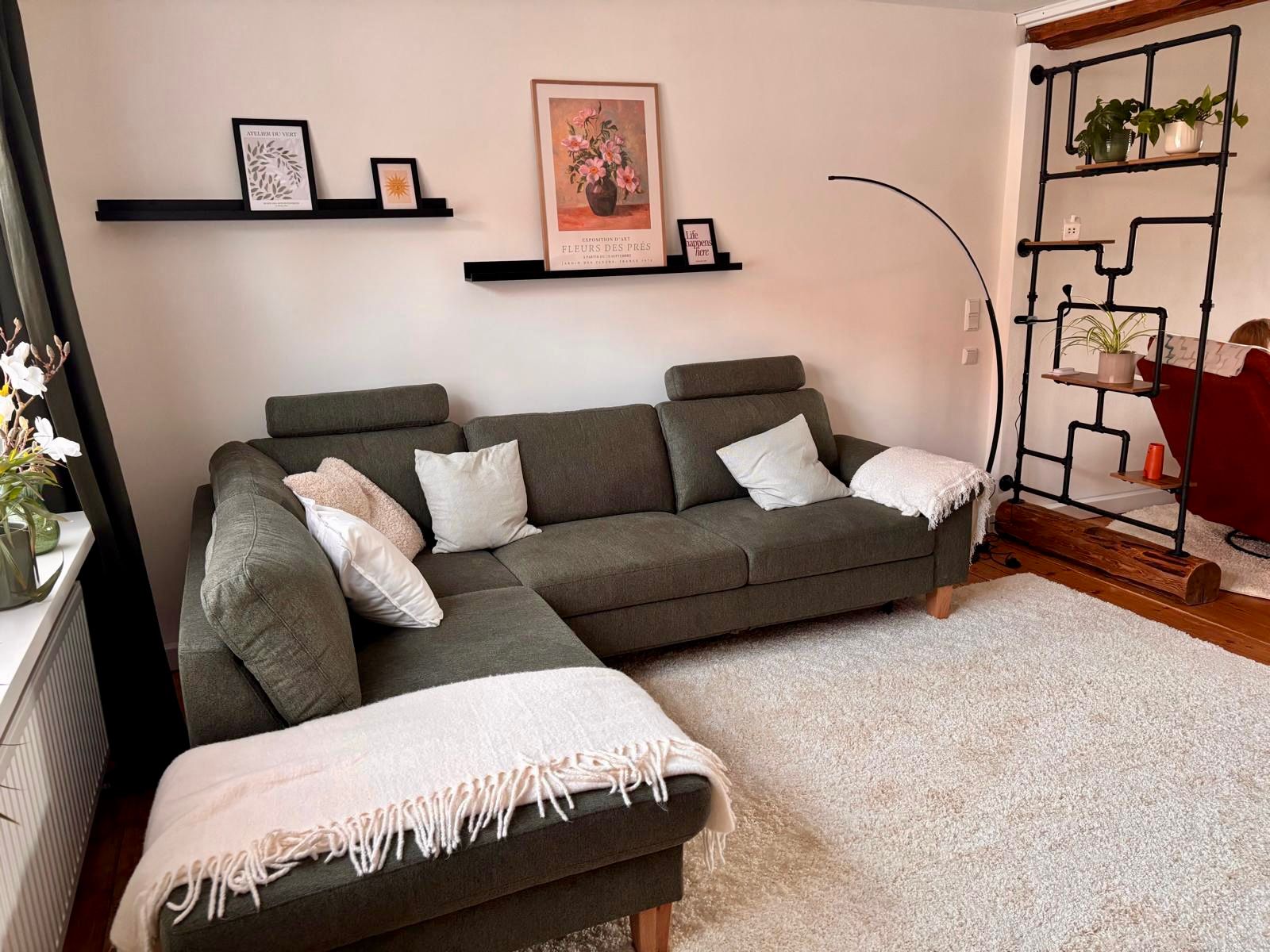 Wohnzimmer mit Recamiere und Pipe-Regal
