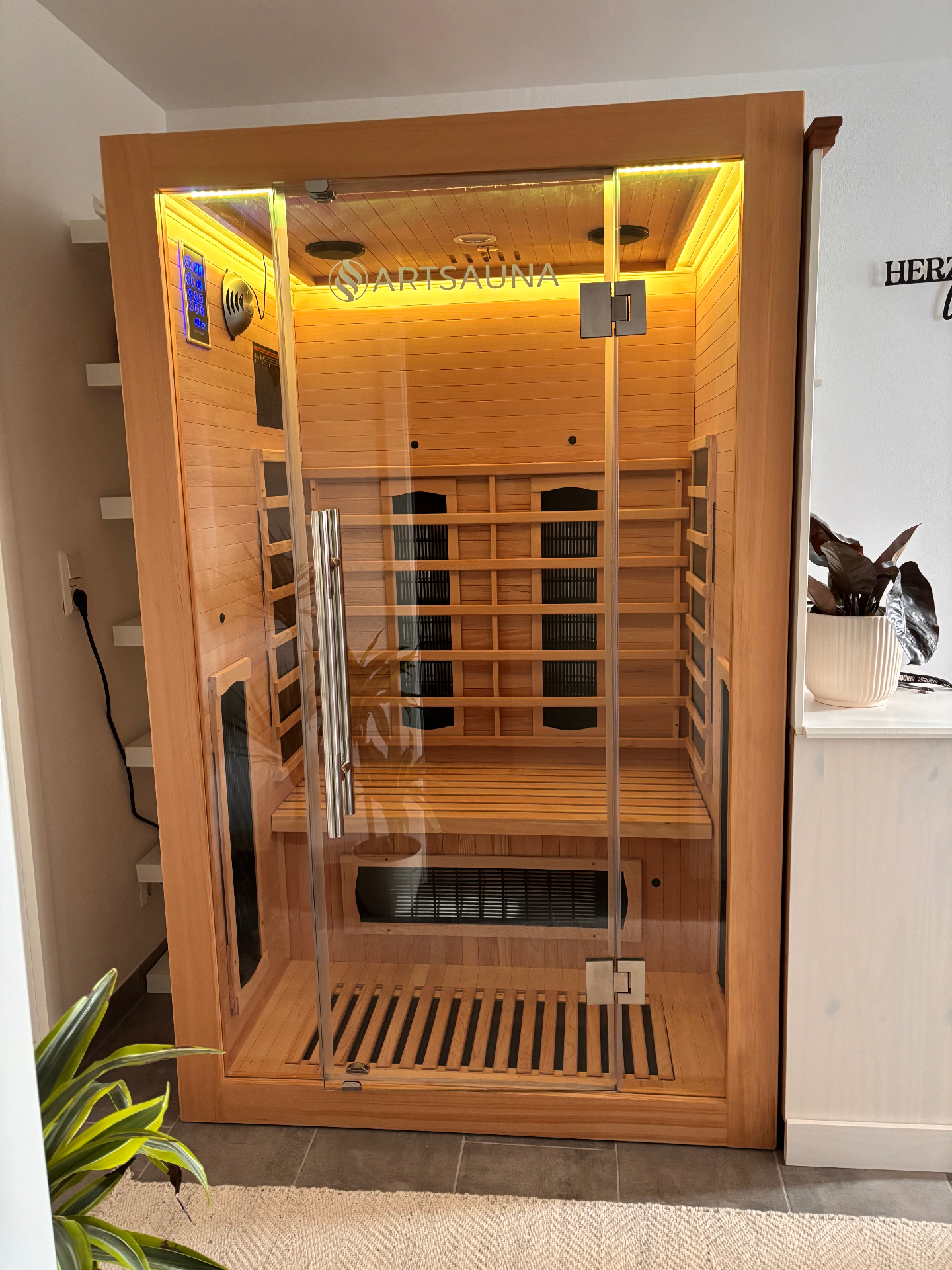 Private Infrarotsauna mit warmer Beleuchtung