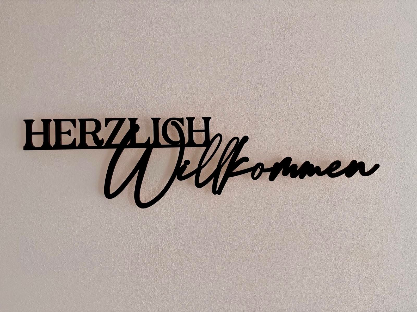 Herzlich Willkommen Schriftzug im Eingang